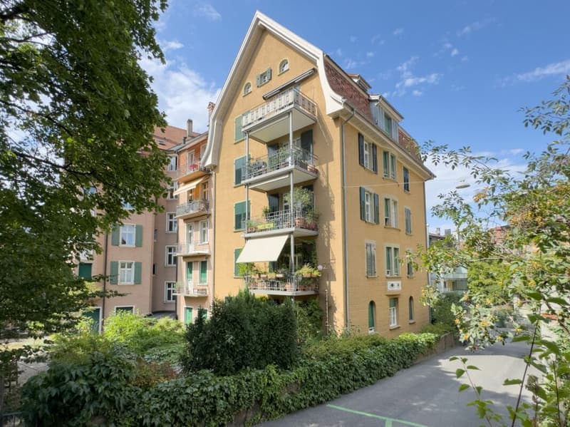 Eine echte Rarität im Breitsch: 4.5-Zimmer-Altbauwohnung mit schönem Balkon im Hochparterre (1)