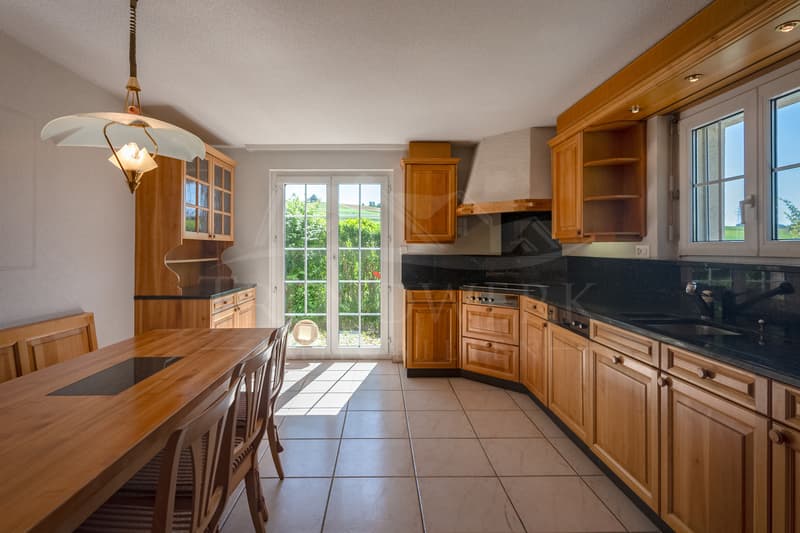4.5 Zimmer Doppelhaushälfte mit viel Platz und Garten in Niedermuhlern (3)