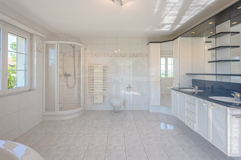 4.5 Zimmer Doppelhaushälfte mit viel Platz und Garten in Niedermuhlern (5)