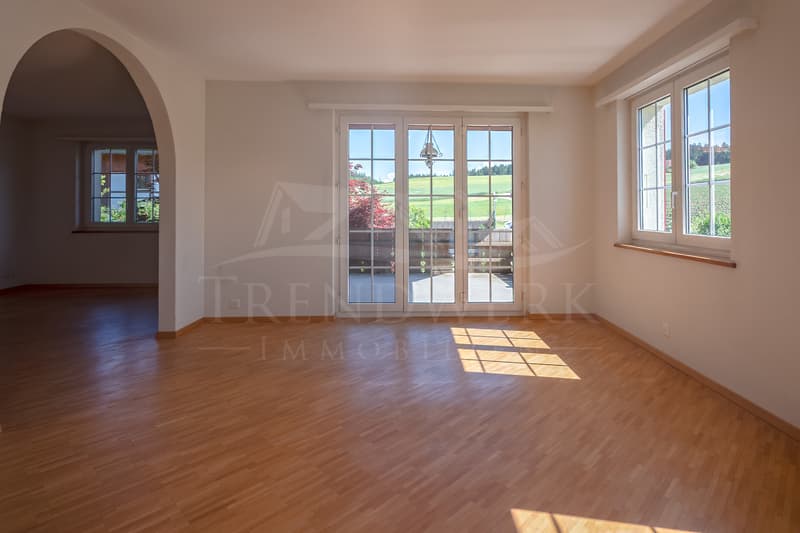 4.5 Zimmer Doppelhaushälfte mit viel Platz und Garten in Niedermuhlern (6)