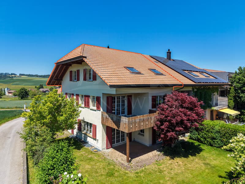 4.5 Zimmer Doppelhaushälfte mit viel Platz und Garten in Niedermuhlern (1)