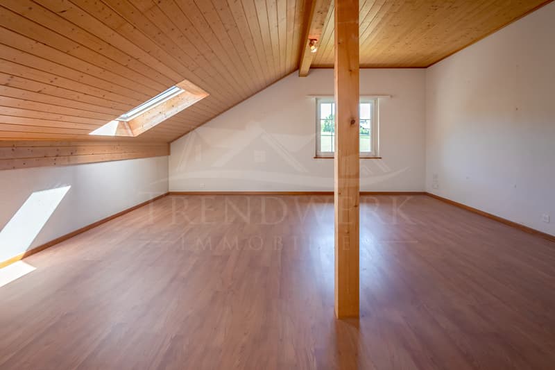 4.5 Zimmer Doppelhaushälfte mit viel Platz und Garten in Niedermuhlern (8)