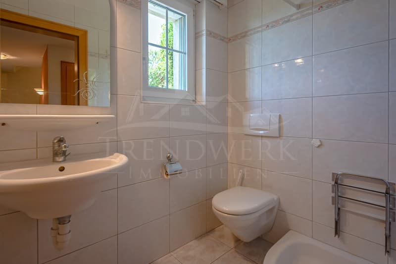 4.5 Zimmer Doppelhaushälfte mit viel Platz und Garten in Niedermuhlern (4)