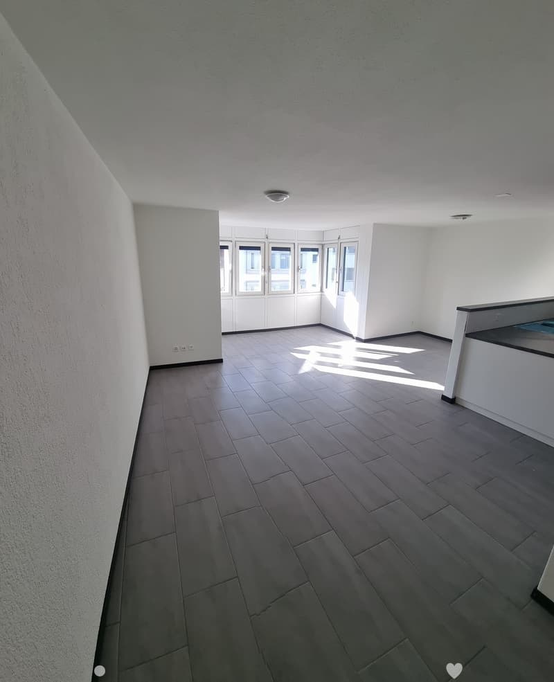 wunderschöne 2.5 Zimmerwohnung per sofort (1)