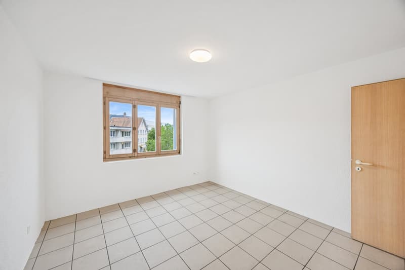 Appartement de 3,5 pièces fraîchement rénové au 3e étage à Biel (2)