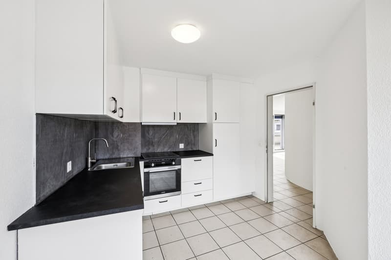 Appartamento di 4,5 locali ristrutturato con comfort moderno e balcone soleggiato (2)