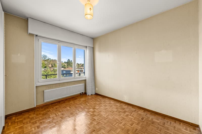 empty room, wooden floor, large window, white walls, white curtains, radiator
