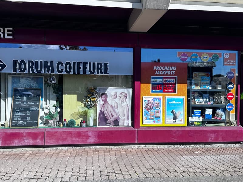 Hairdressing salon with business capital and kiosk for sale – Turnkey business with customer base (2)