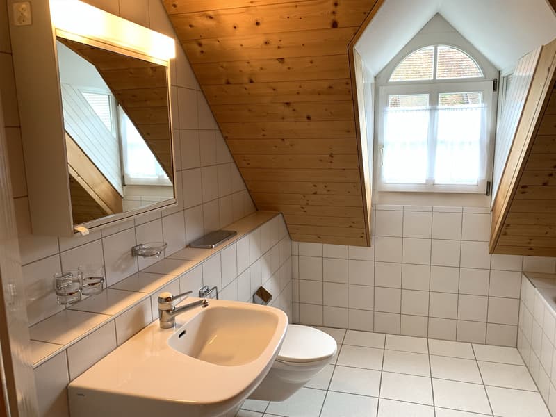 Bad (Foto typähnlich von Dachwohnung!)