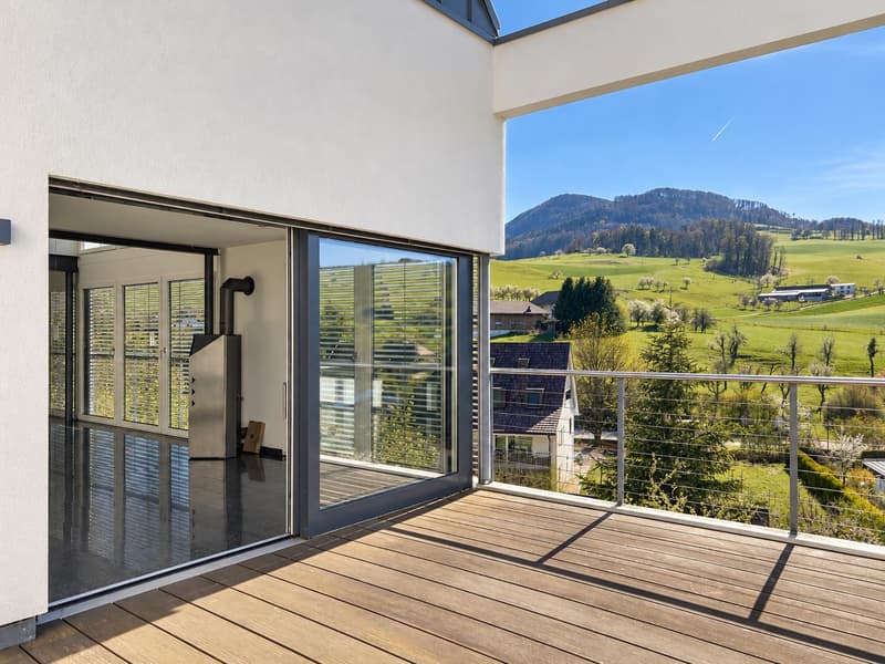 Moderne Terrasse mit Blick auf Wisenberg