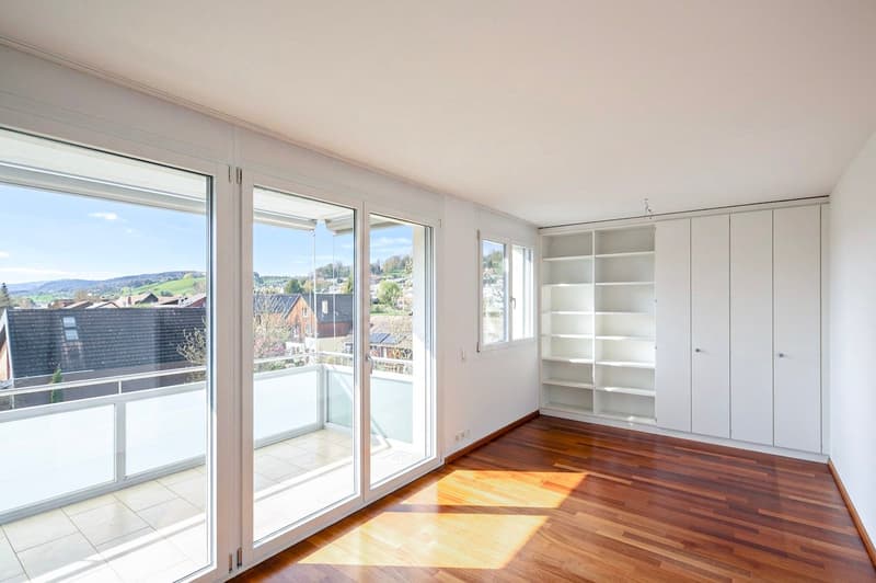Grosszügige 5.5-Zimmer-Dachwohnung mit Panoramablick in Biel-Benken (8)