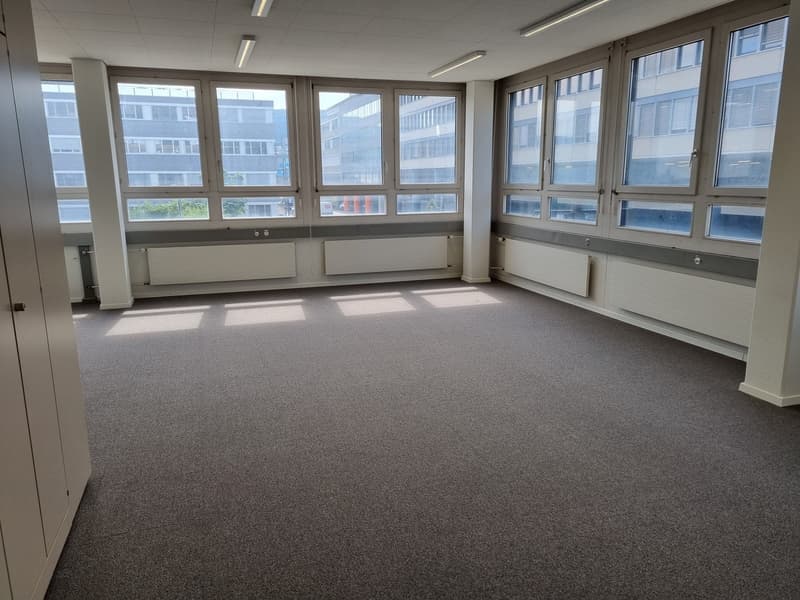 Bright office space for rent in the industrial zone of Dietikon (3)