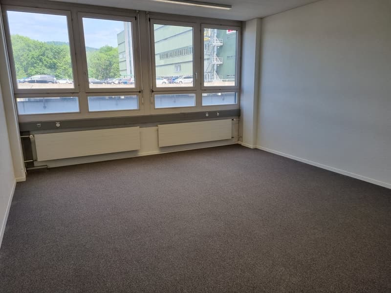 Bright office space for rent in the industrial zone of Dietikon (5)