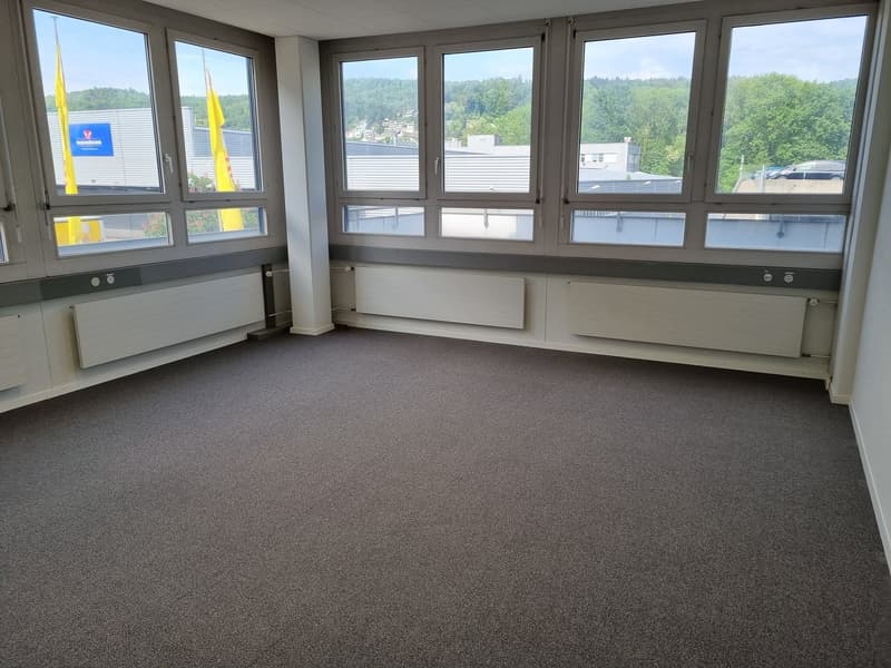 Bright office space for rent in the industrial zone of Dietikon (2)