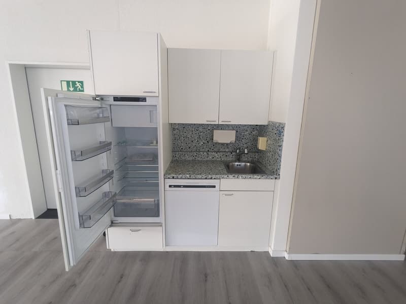 Bright office space for rent in the industrial zone of Dietikon (2)