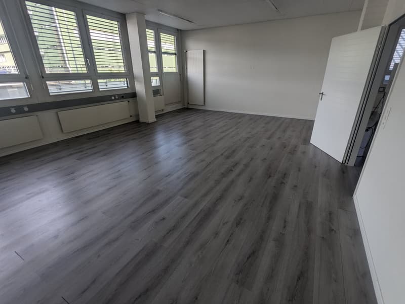 Bright office space for rent in the industrial zone of Dietikon (5)