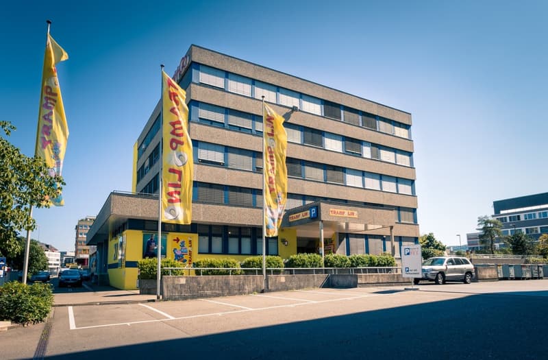 Bright office space for rent in the industrial zone of Dietikon (1)