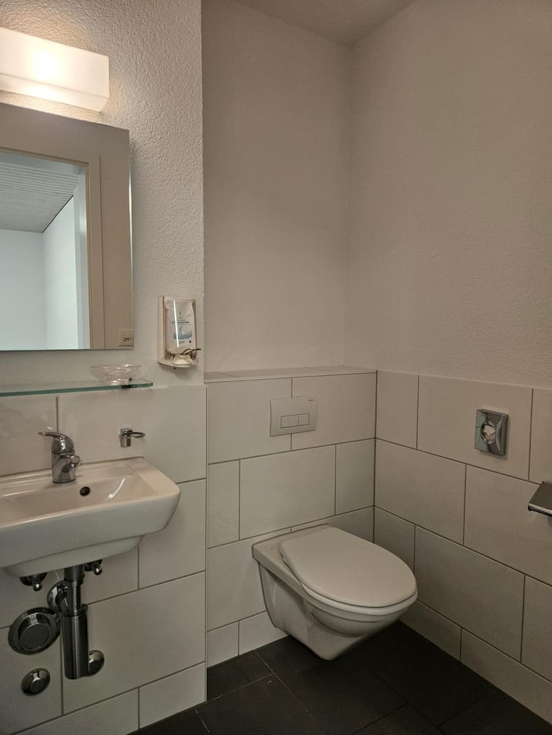 Uffici/Studio vicino alla stazione con divisione flessibile degli spazi (2)