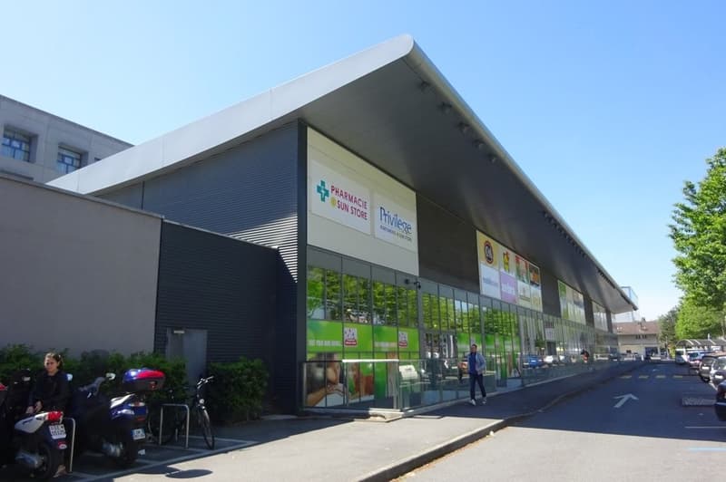 Installez-vous dans un centre commercial urbain de qualité (1)