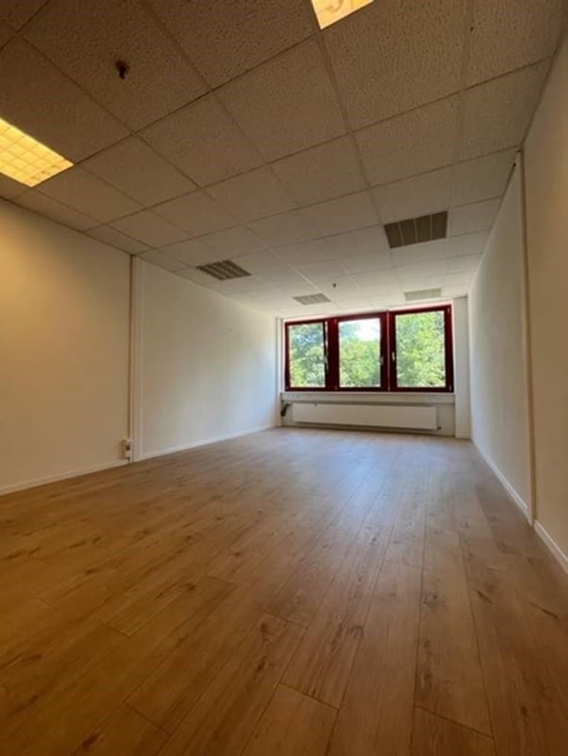 Vos nouveaux bureaux proche de l'autoroute ! (4)