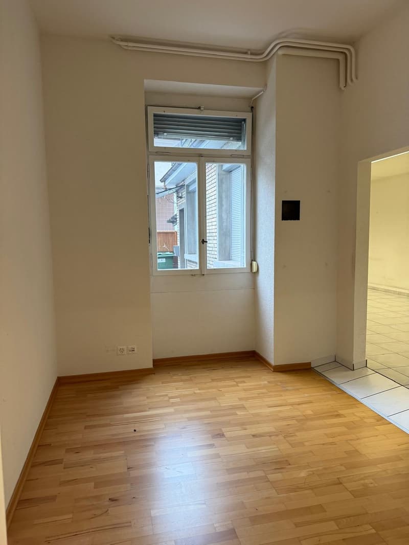 Commercial property in central location (6)