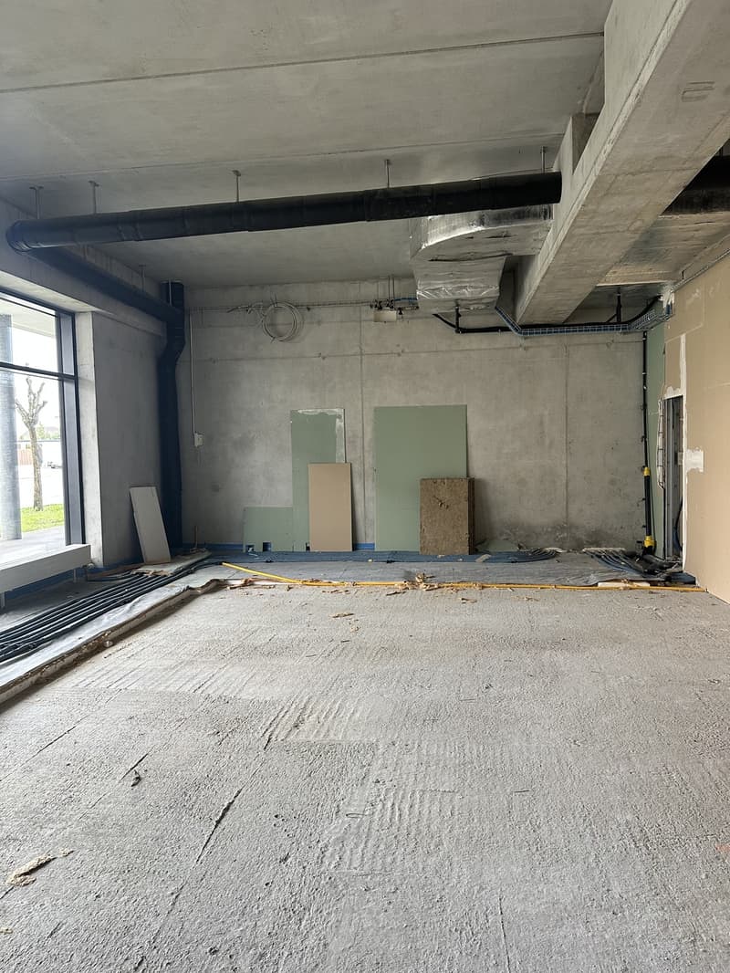 Attractive commercial spaces in the lively center of Studen BE, ideal location for your business success (6)