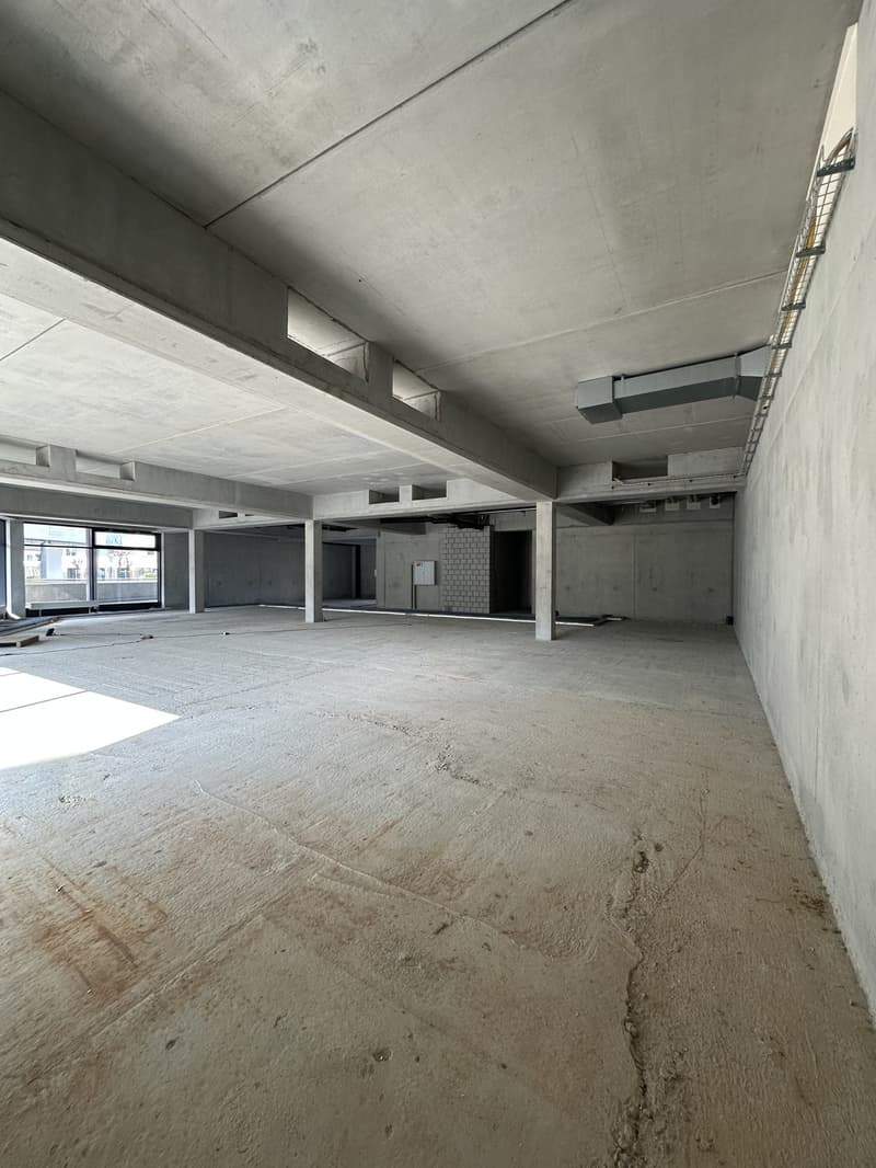 Attractive commercial spaces in the lively center of Studen BE, ideal location for your business success (6)