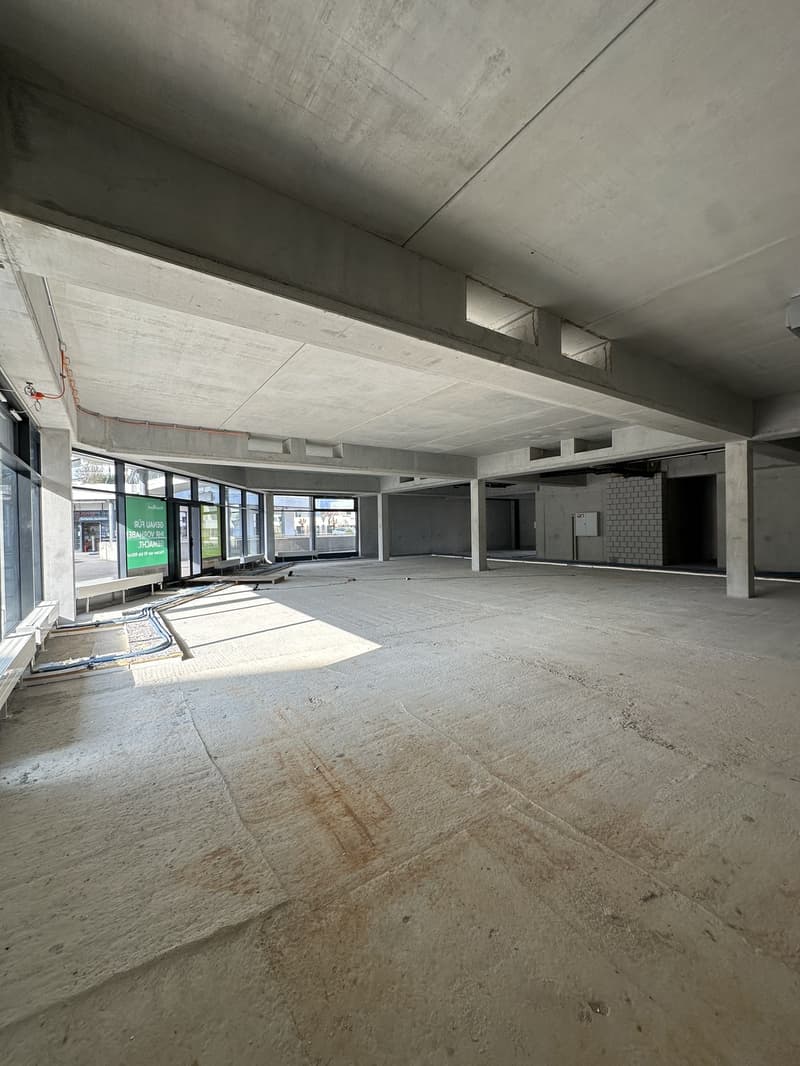 Attractive commercial spaces in the lively center of Studen BE, ideal location for your business success (5)