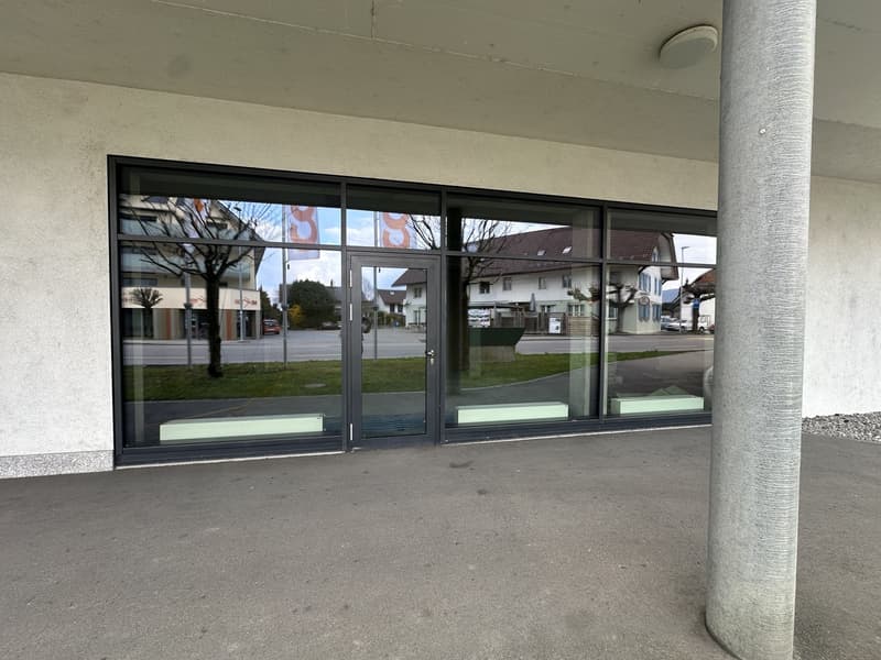 Attractive commercial spaces in the lively center of Studen BE, ideal location for your business success (4)