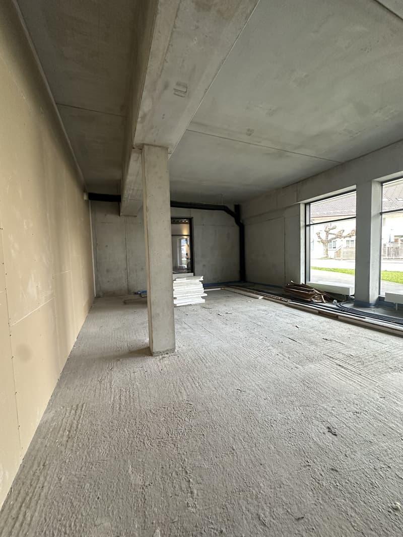 Attractive commercial spaces in the lively center of Studen BE, ideal location for your business success (5)