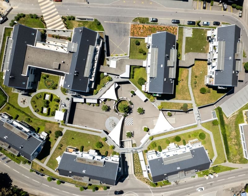 Attractive commercial spaces in the lively center of Studen BE, ideal location for your business success (2)