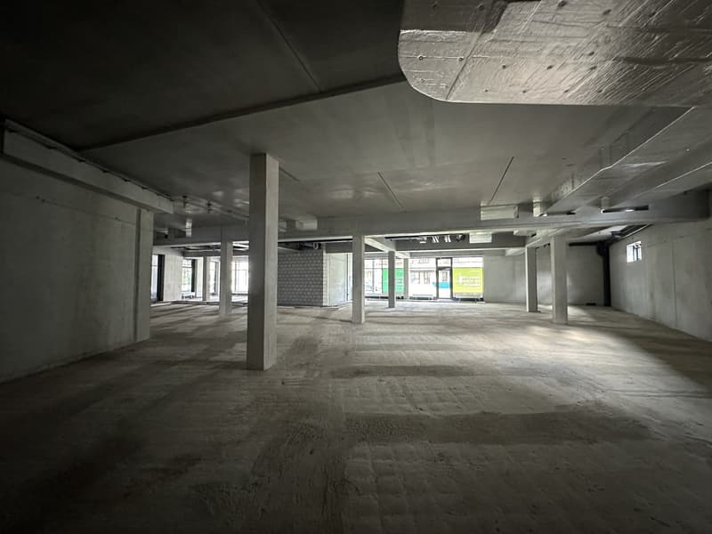Attractive commercial spaces in the lively center of Studen BE, ideal location for your business success (6)