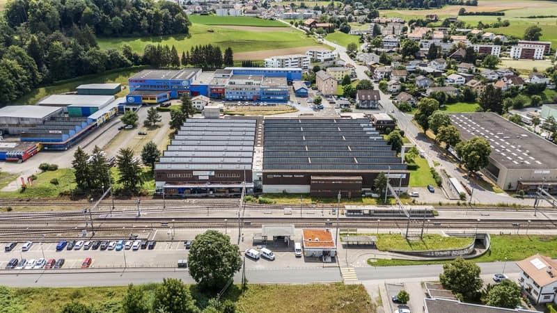 Espaces de stockage spacieux avec rampes de chargement pratiques à Schmitten FR (12)