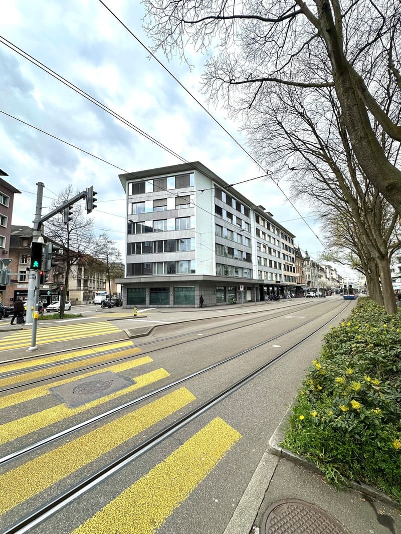 Attractive, newly renovated office space in top location in Zurich-Oerlikon (3)