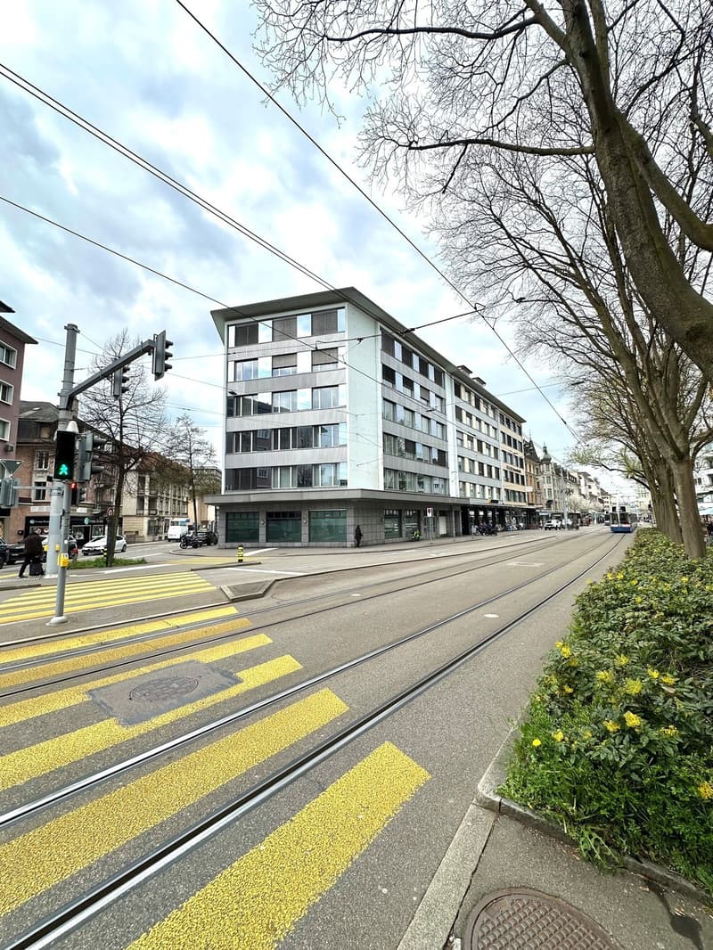 Attraktive, neu sanierte Büroflächen an Toplage in Zürich-Oerlikon (3)