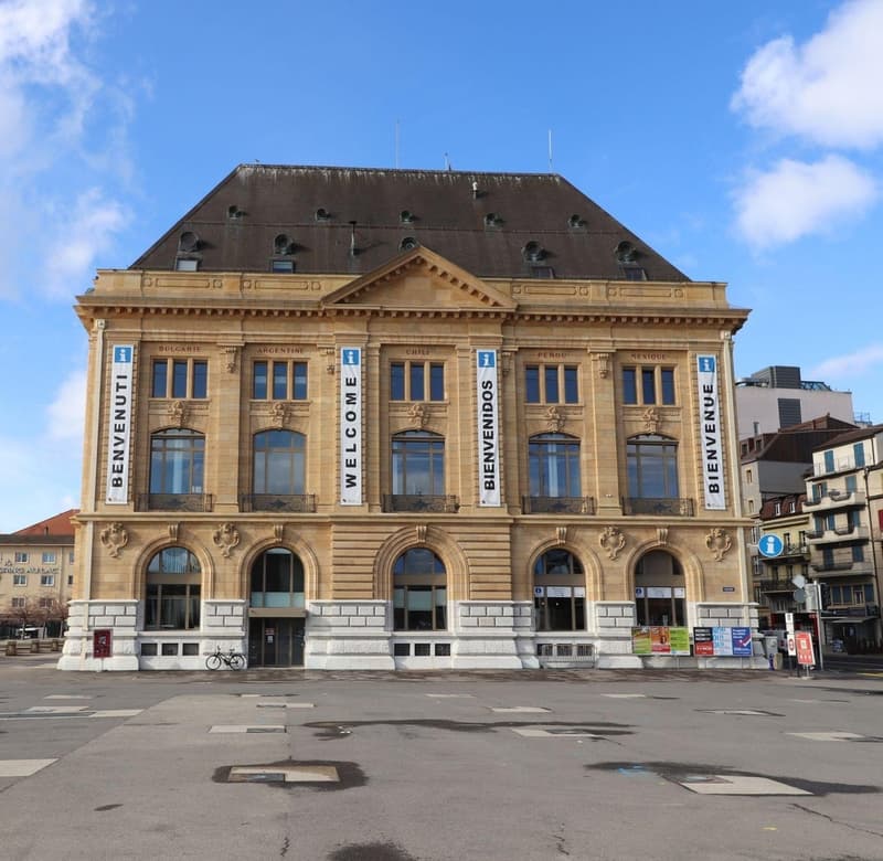 A louer à l'Hôtel des Postes à Neuchâtel une surface de 217 m2 (1)