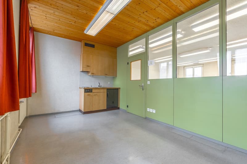 Spacious commercial space (formerly postal delivery point) (6)