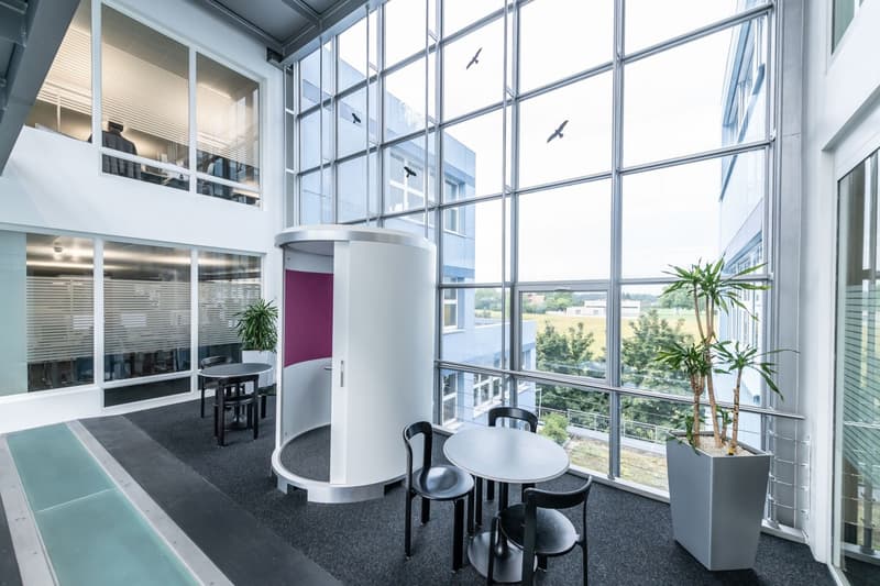 Espaces de bureau, commerciaux et de stockage spacieux avec stationnement important pour usage intérimaire (4)
