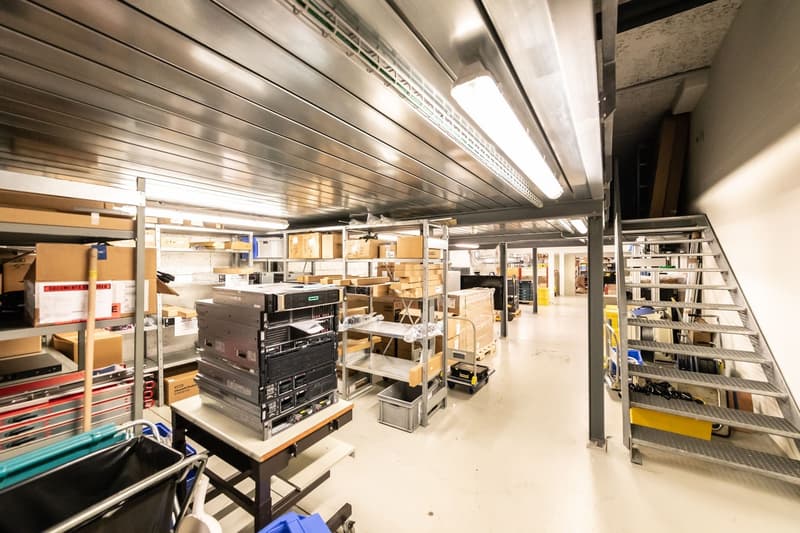 Espaces de bureau, commerciaux et de stockage spacieux avec stationnement important pour usage intérimaire (6)