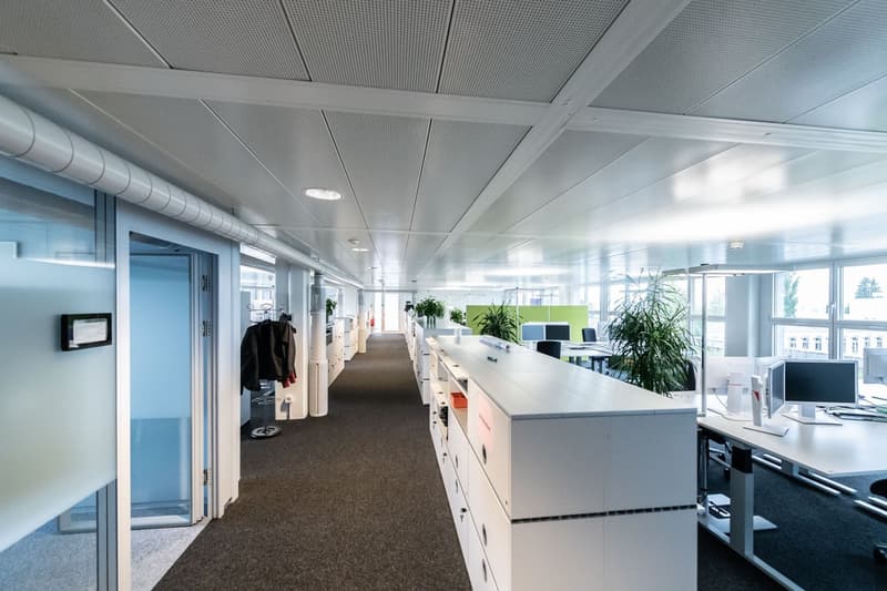 Espaces de bureau, commerciaux et de stockage spacieux avec stationnement important pour usage intérimaire (3)