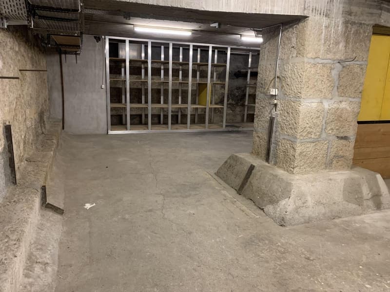 Grand dépôt d'env. 132 m2 à louer au sous-sol à l'Hôtel des Postes à Neuchâtel (8)