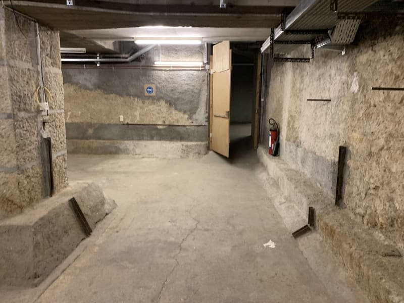 Grand dépôt d'env. 132 m2 à louer au sous-sol à l'Hôtel des Postes à Neuchâtel (7)