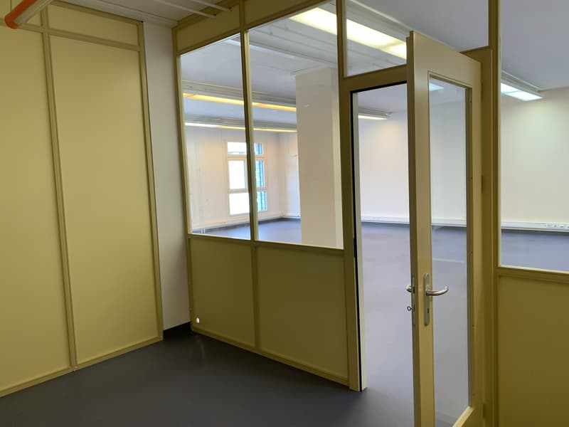 La Tour-de-Peilz, im Gebäude mit der Post - Büros im Erdgeschoss (8)