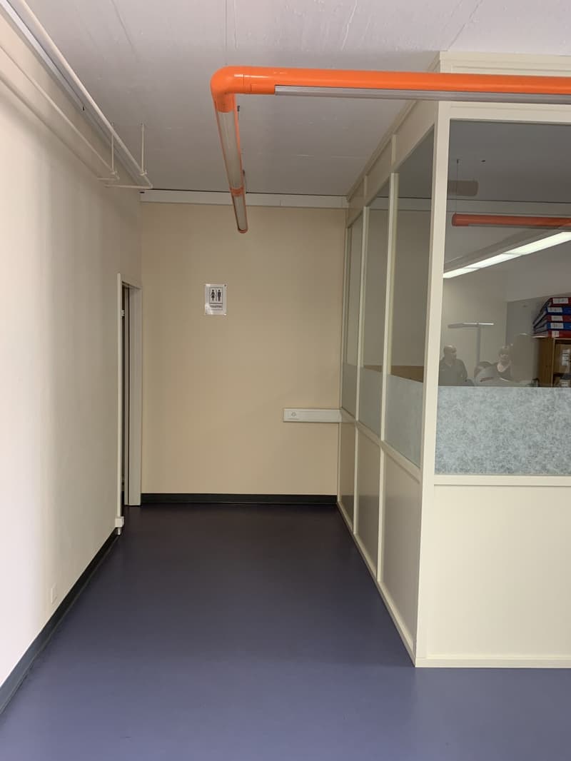 La Tour-de-Peilz, nell'edificio che ospita la Posta - uffici al pianterreno (8)