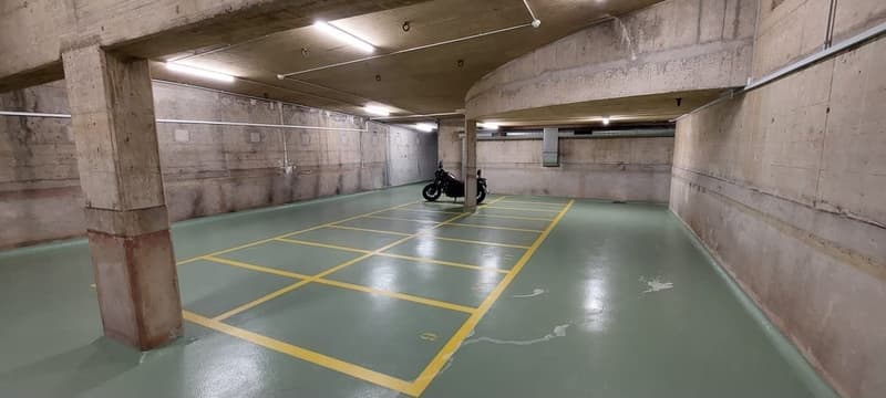 Places de parc intérieures pour moto au centre-ville (2)