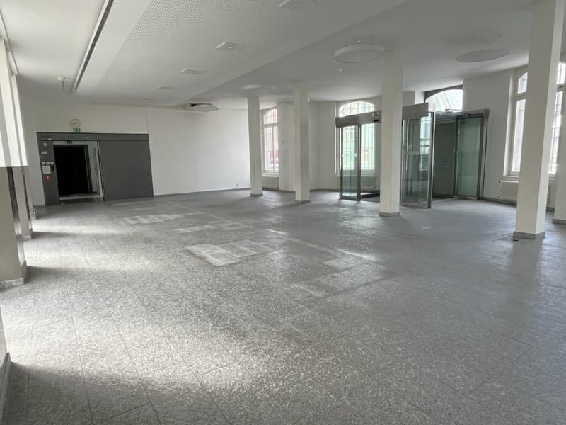 Sales rooms with old building charm in partial areas for rent (2)