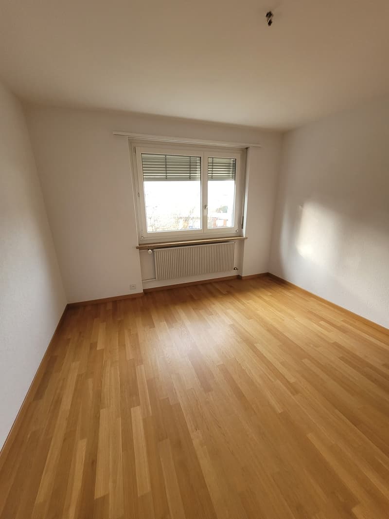 Appartement spacieux de 4 pièces au 1er étage à louer à Glovelier, idéalement situé (5)