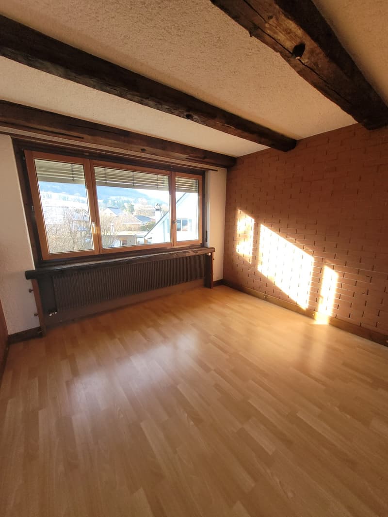Appartement spacieux de 4 pièces au 1er étage à louer à Glovelier, idéalement situé (3)