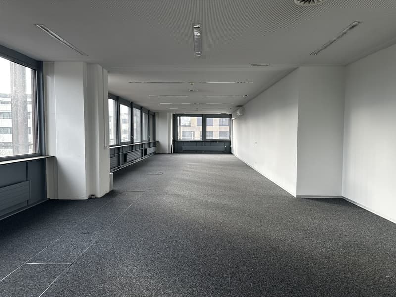 Practical office space directly at Basel SBB train station (2)