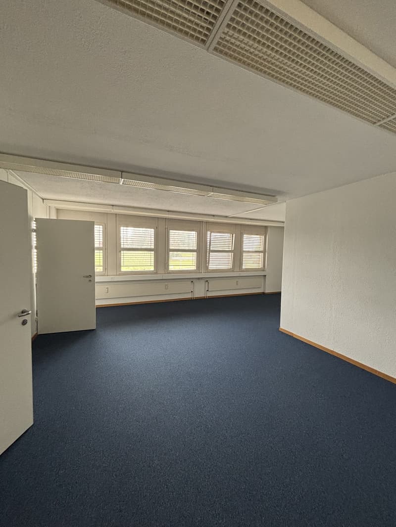 Office in attractive location (2)